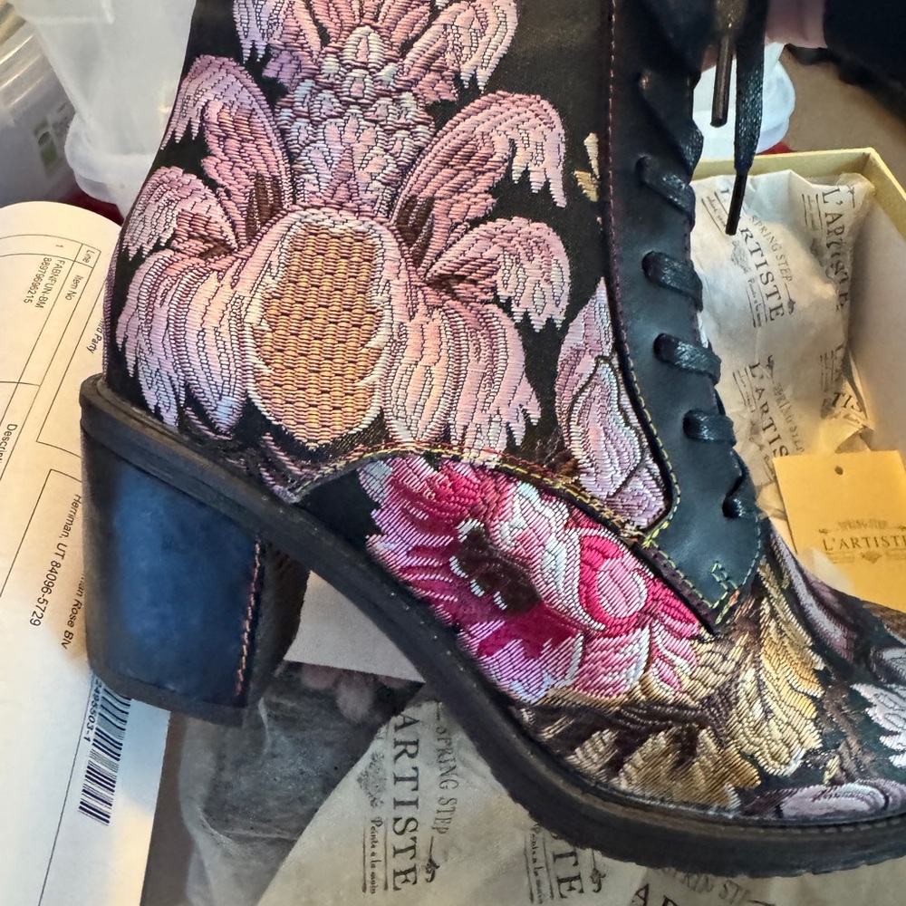 L’Artiste New in Box Elegant Floral Lace-Up Boots - Black and Pink Brocade Sz 8 - Picture 6 of 10